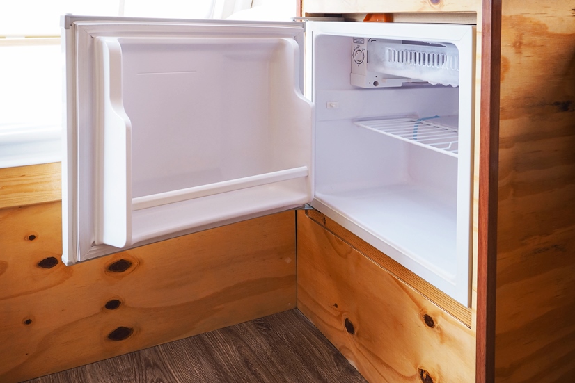 Нужно установить встроенный холодильник ?